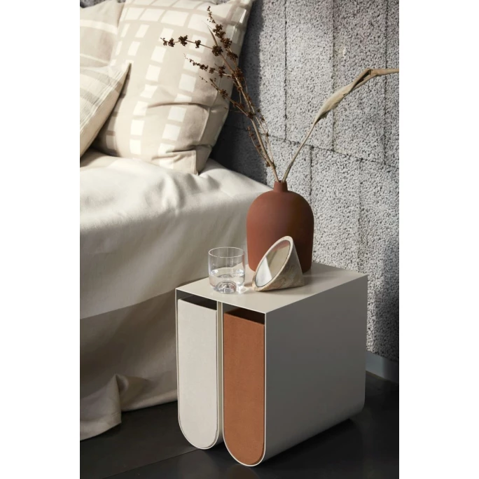 Kristina Dam Studio Curved Beistelltisch - 26x35,5x26 Cm - Beige 2 Kristina Dam Studio Curved Beistelltisch - 26x35,5x26 Cm - Beige – Bild 2